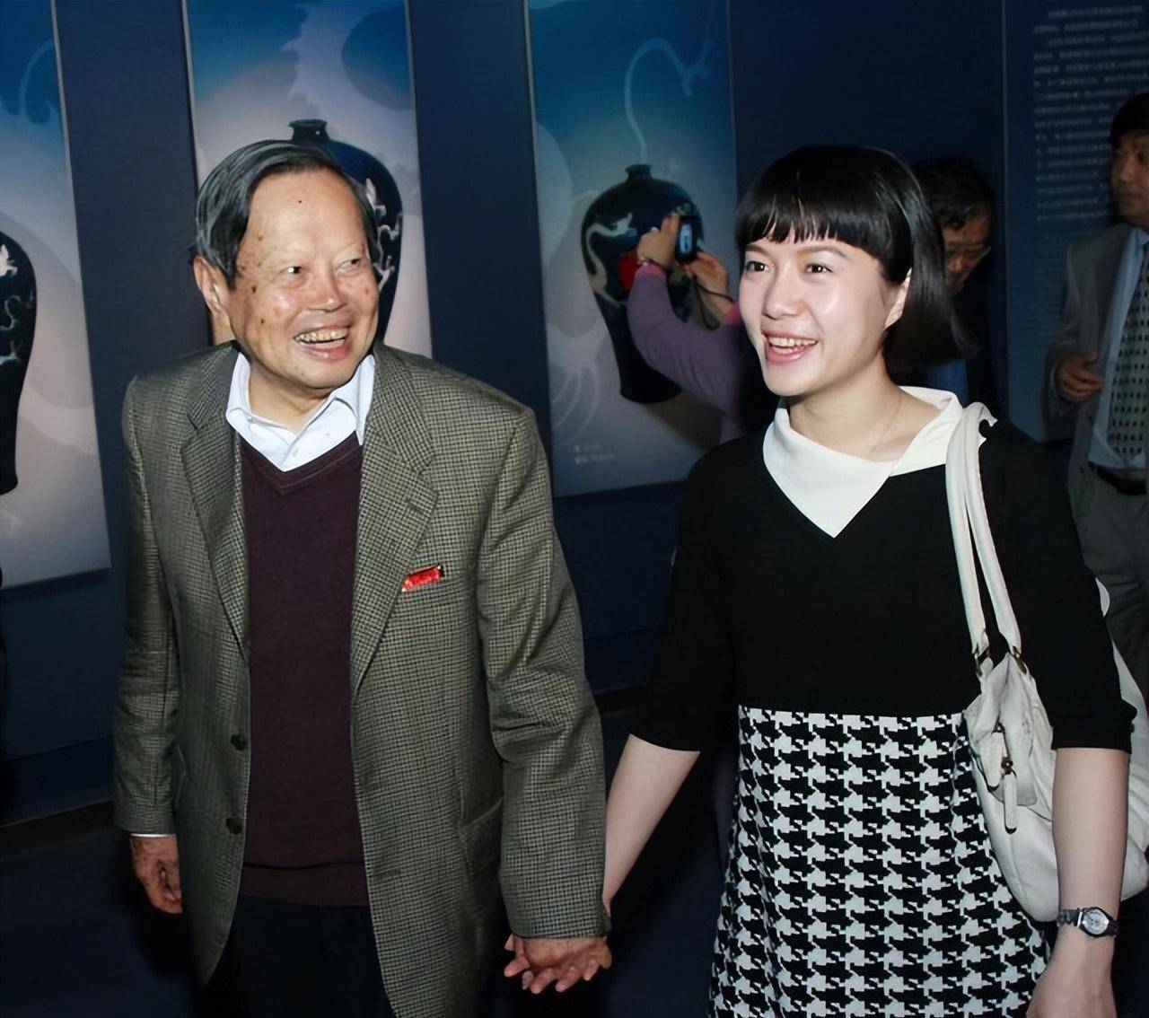 杨振宁过100岁生日精神十足,与翁帆十指相扣,夫妻恩爱18年_张景朝