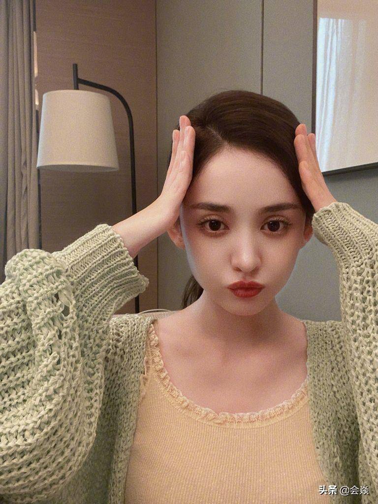 古力娜扎晒居家自拍,嘟嘴卖萌少女感满满,比热巴好看,被赞神颜_演技