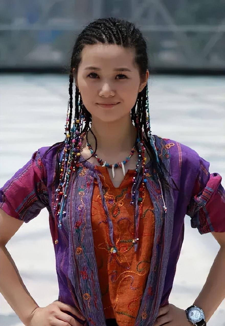 在一九八一年,她15岁加入古丈县剧团,并逐渐走上了一条成功的道路.