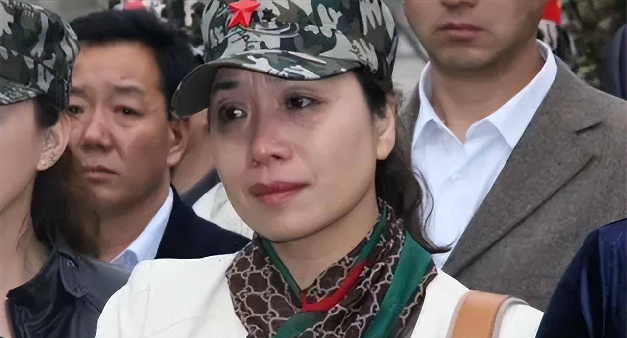 1986年老山战场照《死吻》:亲吻临终士兵的女战士张茹,后来如何_赵维