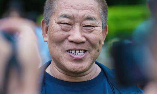 他是实力派演员,因嘴歪演了一辈子反派,如今女儿也成了演员_角色_坏人