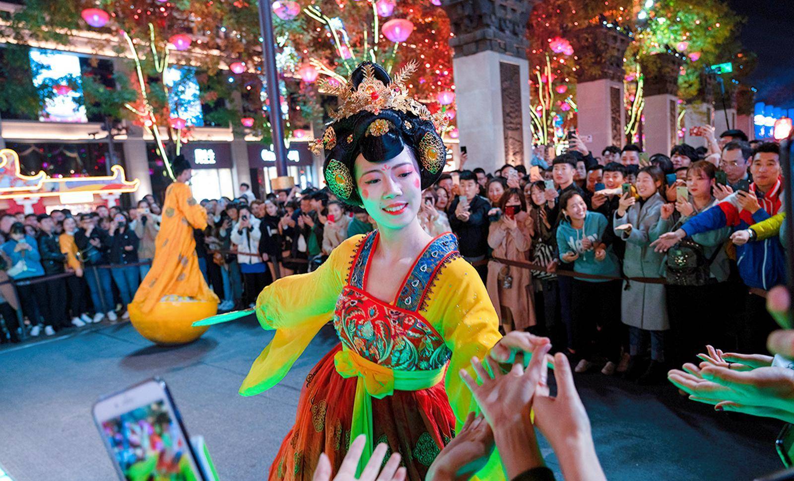 "不倒翁小姐姐"为什么忽然不火了?_世界_西安_活动