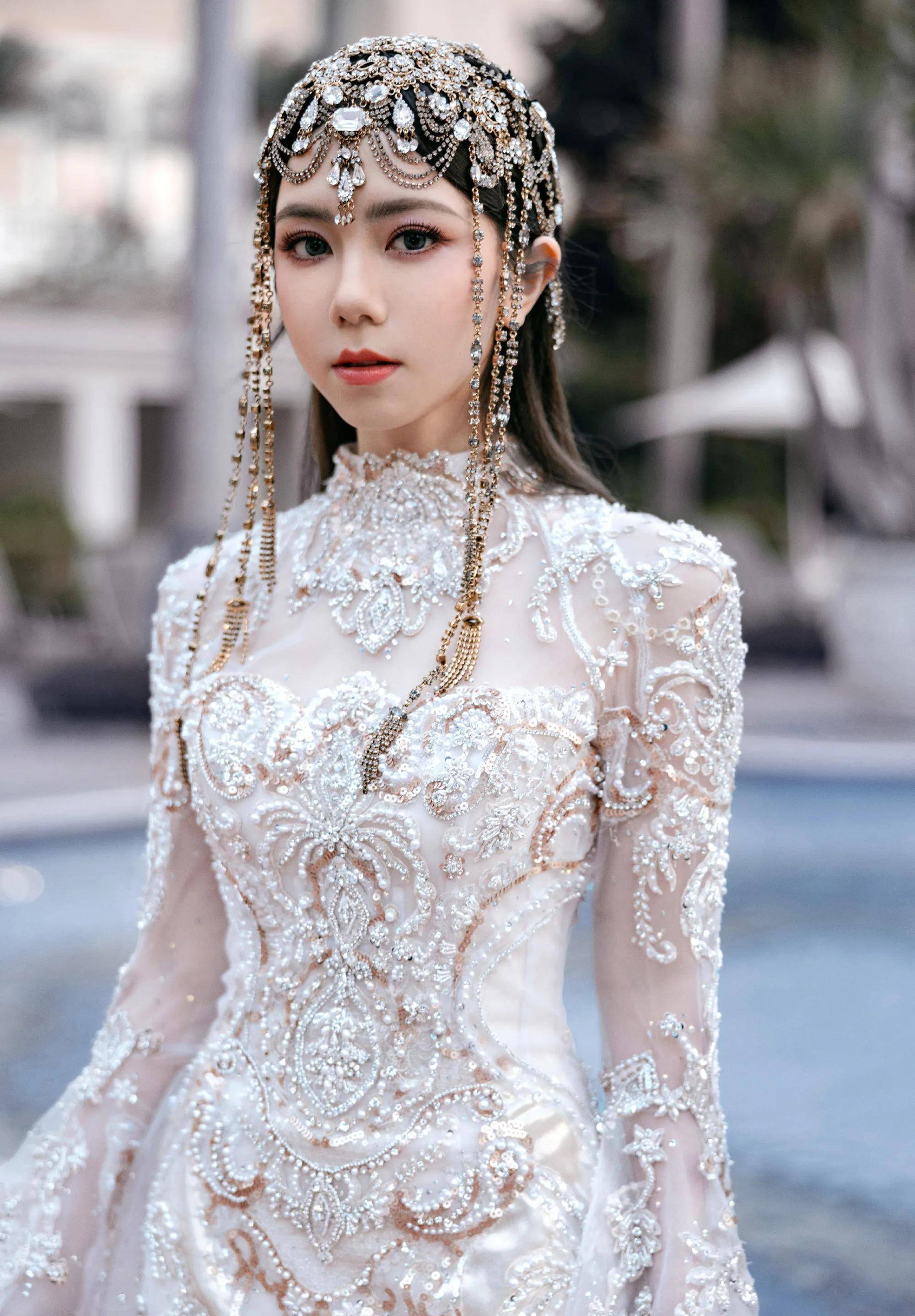 邓紫棋异域公主风长裙造型,一袭纯白勾勒曼妙身姿,美得摄人心魄_晚会