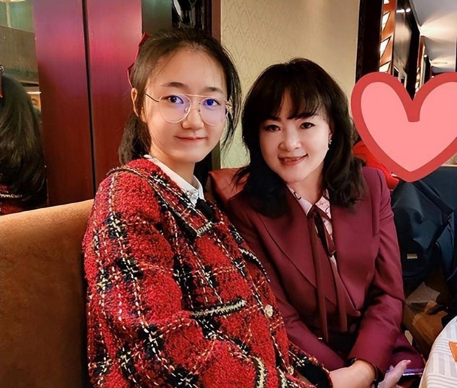 2011年3个男孩上高速砸车取乐,歌手妻子被砸身亡,5岁女儿成孤儿_丛飞