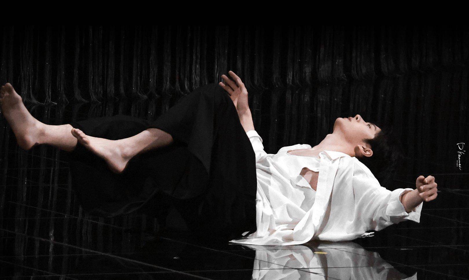 王一博跨年晚会带来现代舞,白衬衫,顺毛,赤脚跳舞,好有意境_舞台_阳光