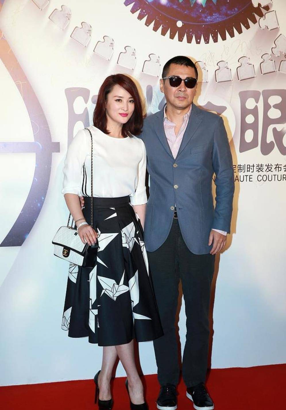 蒋勤勤和老公陈建斌同框,穿简约装尽显知性美,但八字刘海好尴尬_气质