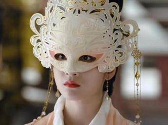 《白发》中饰演的容乐作为西启长公主和亲时戴的面具了