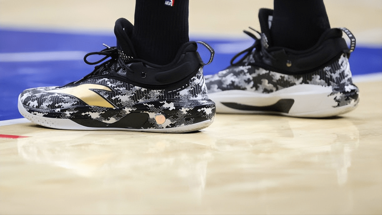 整体采用了迷彩黑金,鞋侧有着安踏的金色大logo,外观也是相当耐造.