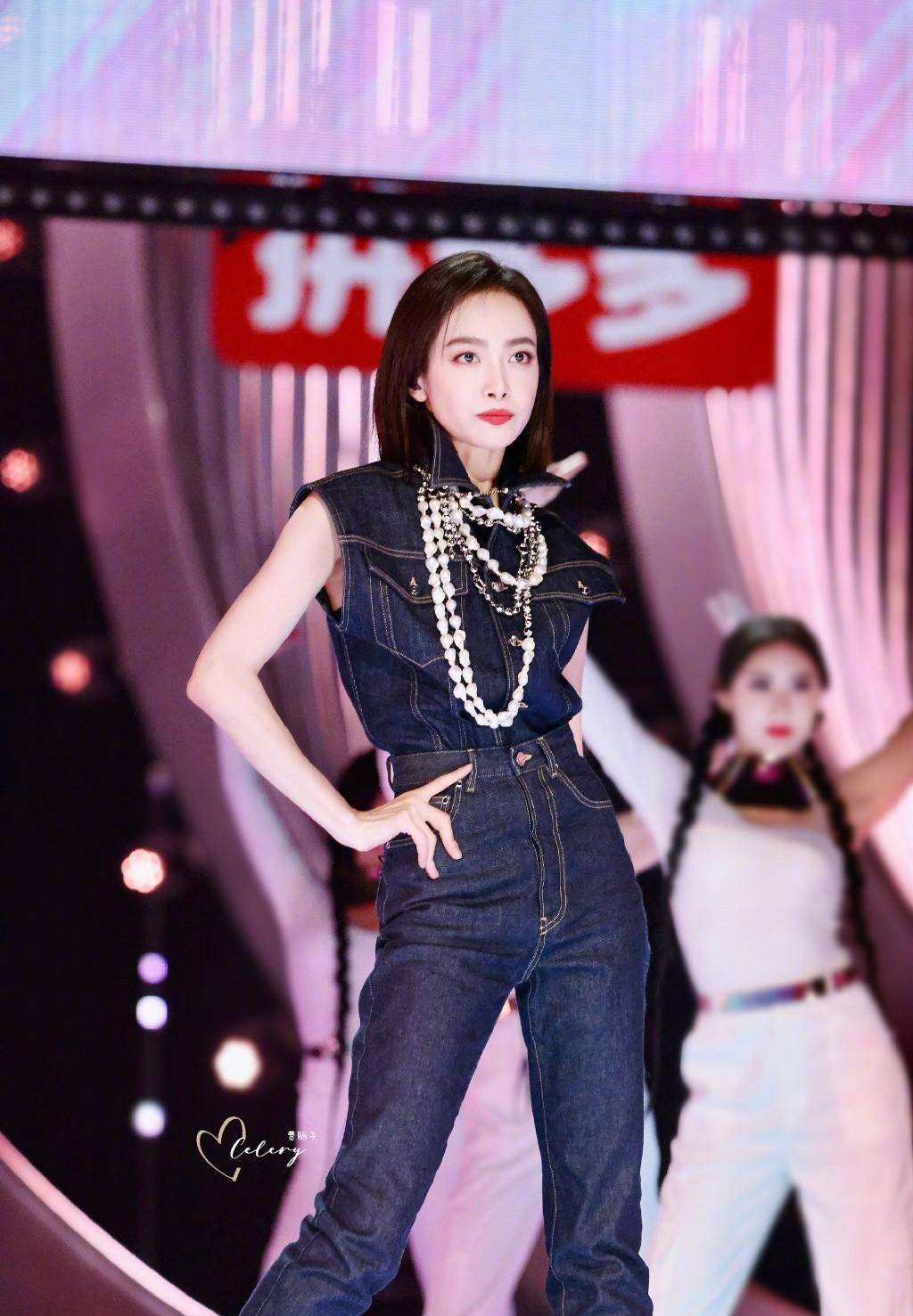 宋茜在韩国做了两年练习生后,凭借扎实的舞蹈功底,被公司选中,组成f(x