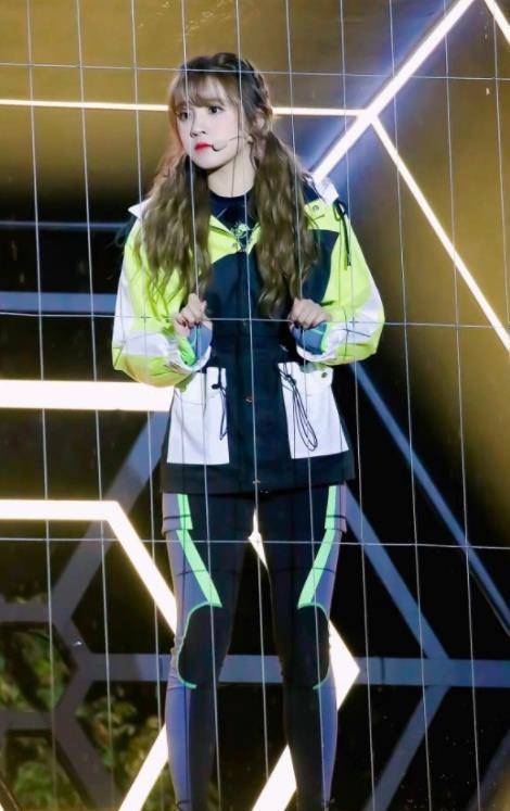 裤子紧紧地吸在宋雨琦腿上,把腿部轮廓都显现出来了.