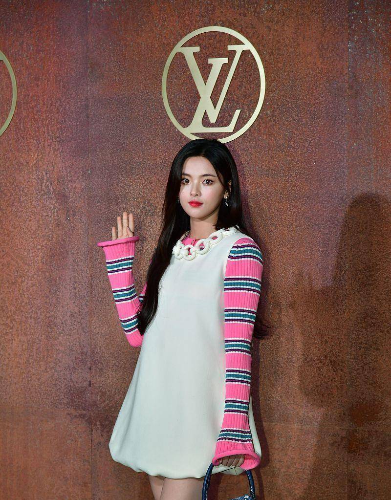 杨超越凭借美丽上位,靠努力证明自己的实力_杨越超_流量_机会