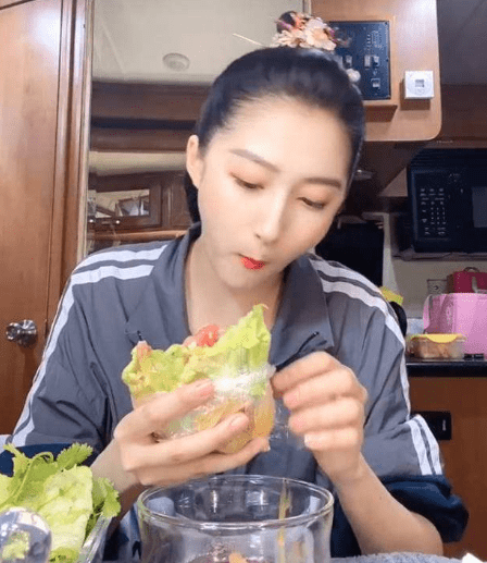 看完关晓彤的吃播,网友:怪不得人家这么瘦!_三明治_蔬菜_漂亮