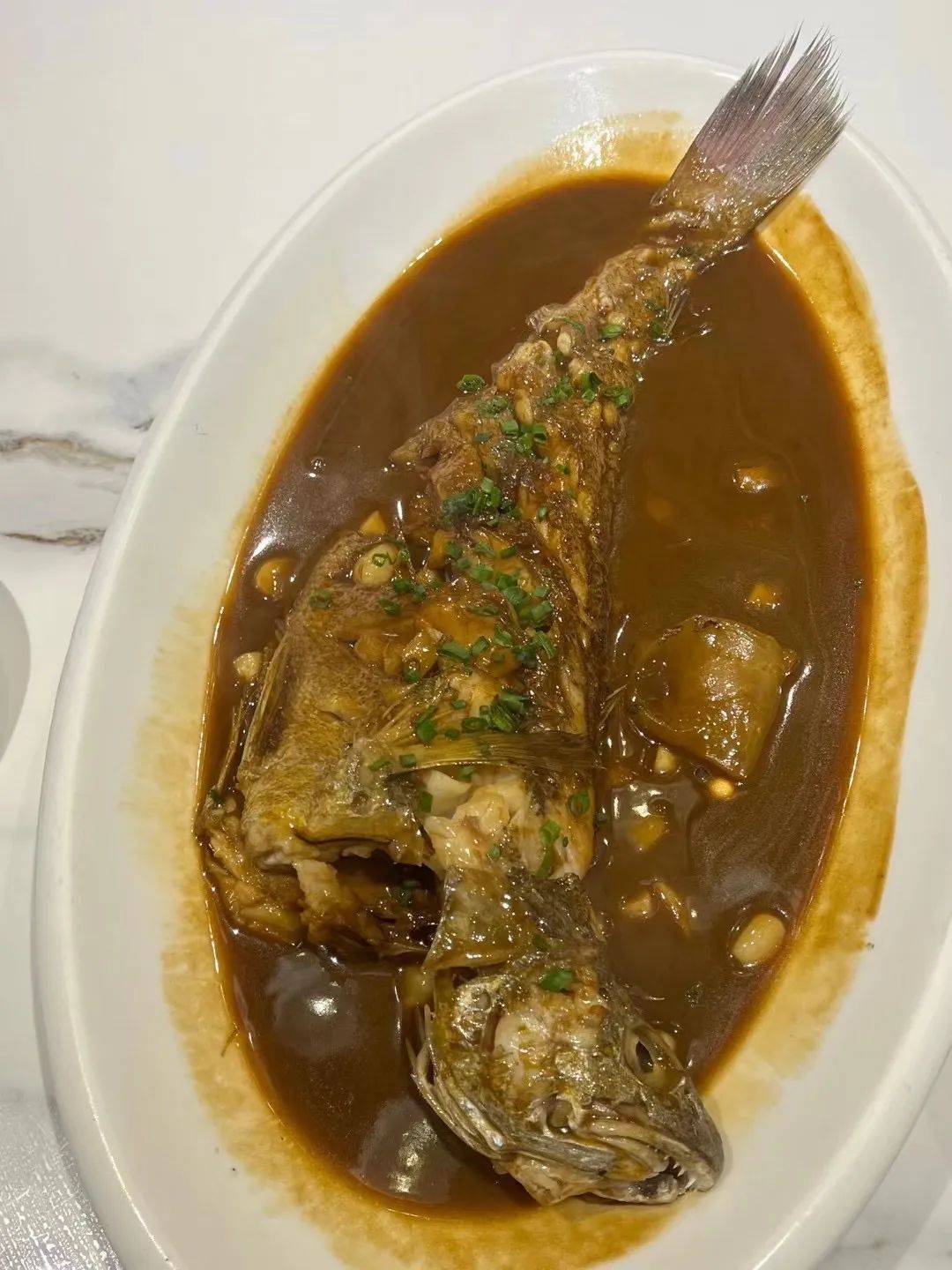 听起来是"九肚鱼")去骨,酥炸