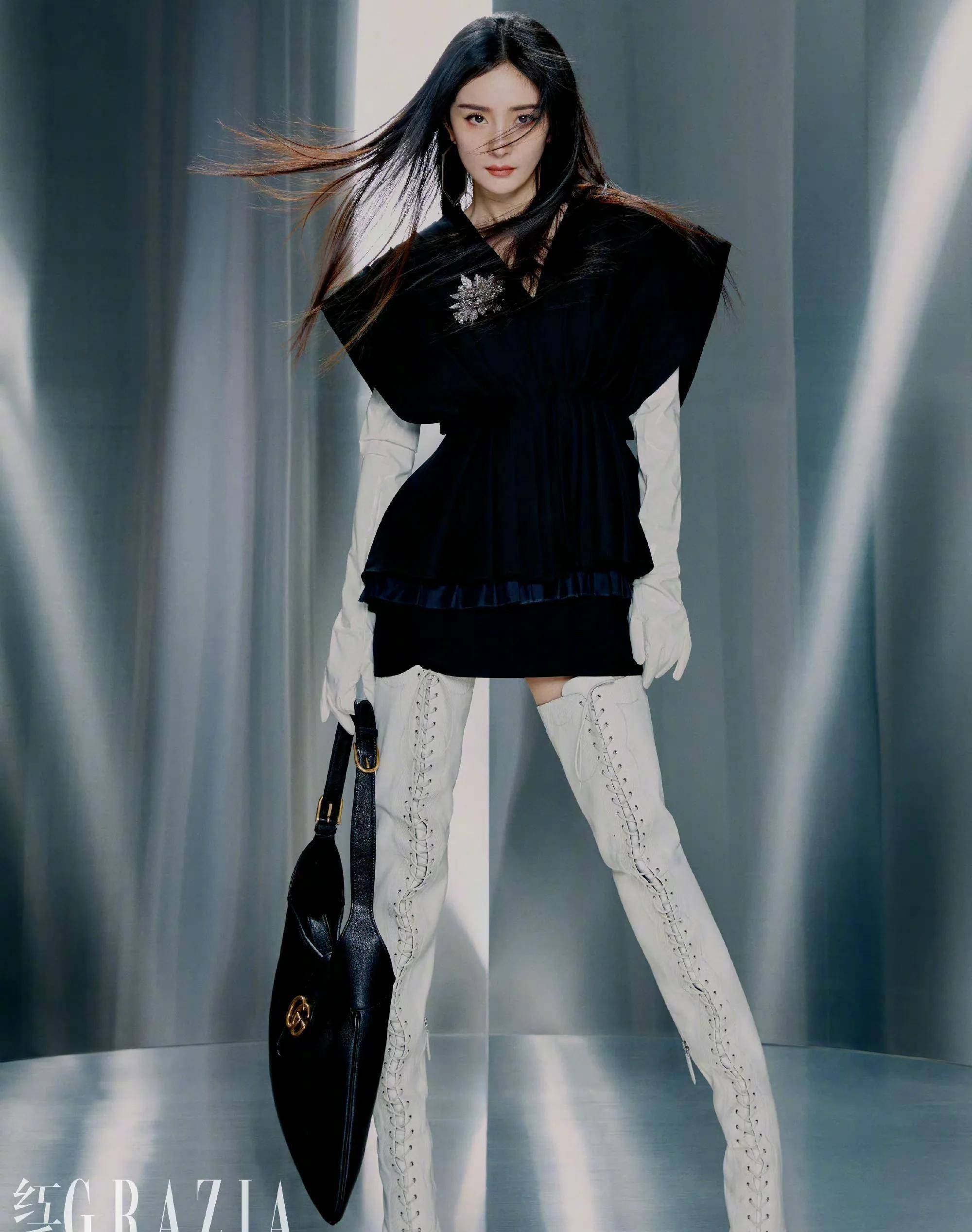 杨幂红秀封面大片,穿蓝色吊带亮片裙酷飒飘逸 皮草露香肩魅惑撩人