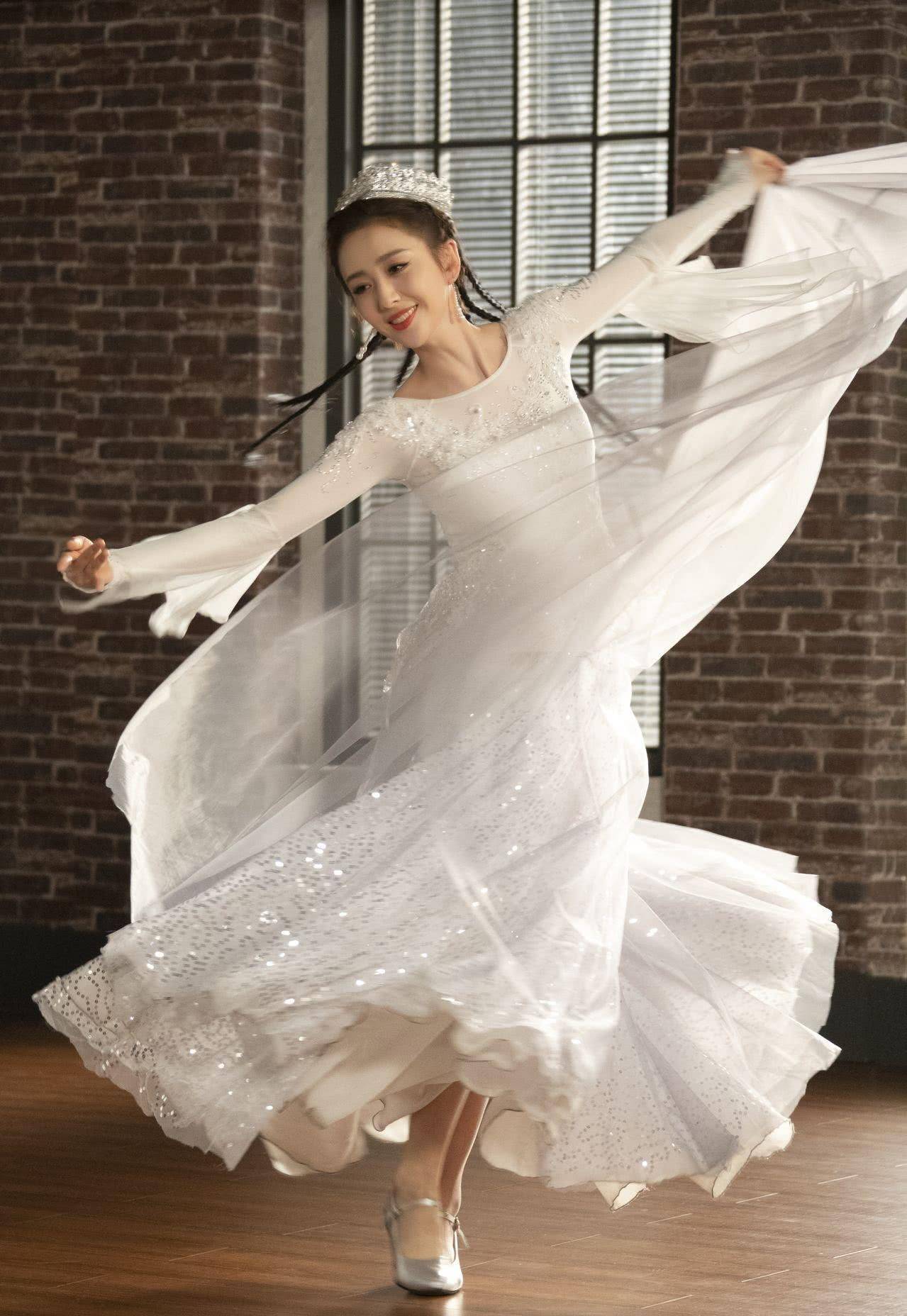 佟丽娅穿舞蹈服太美了,自带舞者灵魂 网友:新疆姑娘不一般!