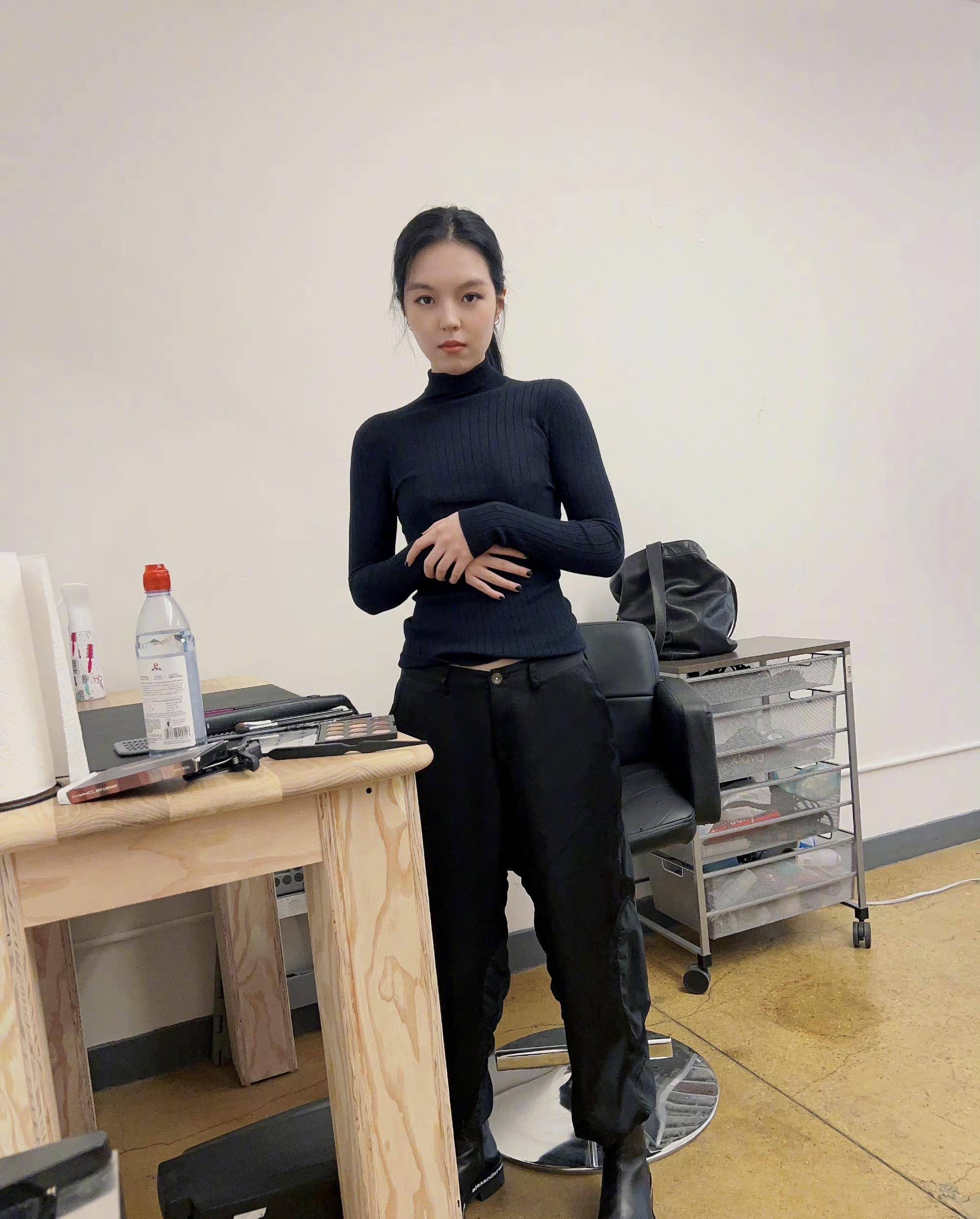 女大十八变,李咏妻子晒出20岁女儿照片,无惧怼脸拍照_法图麦_网友