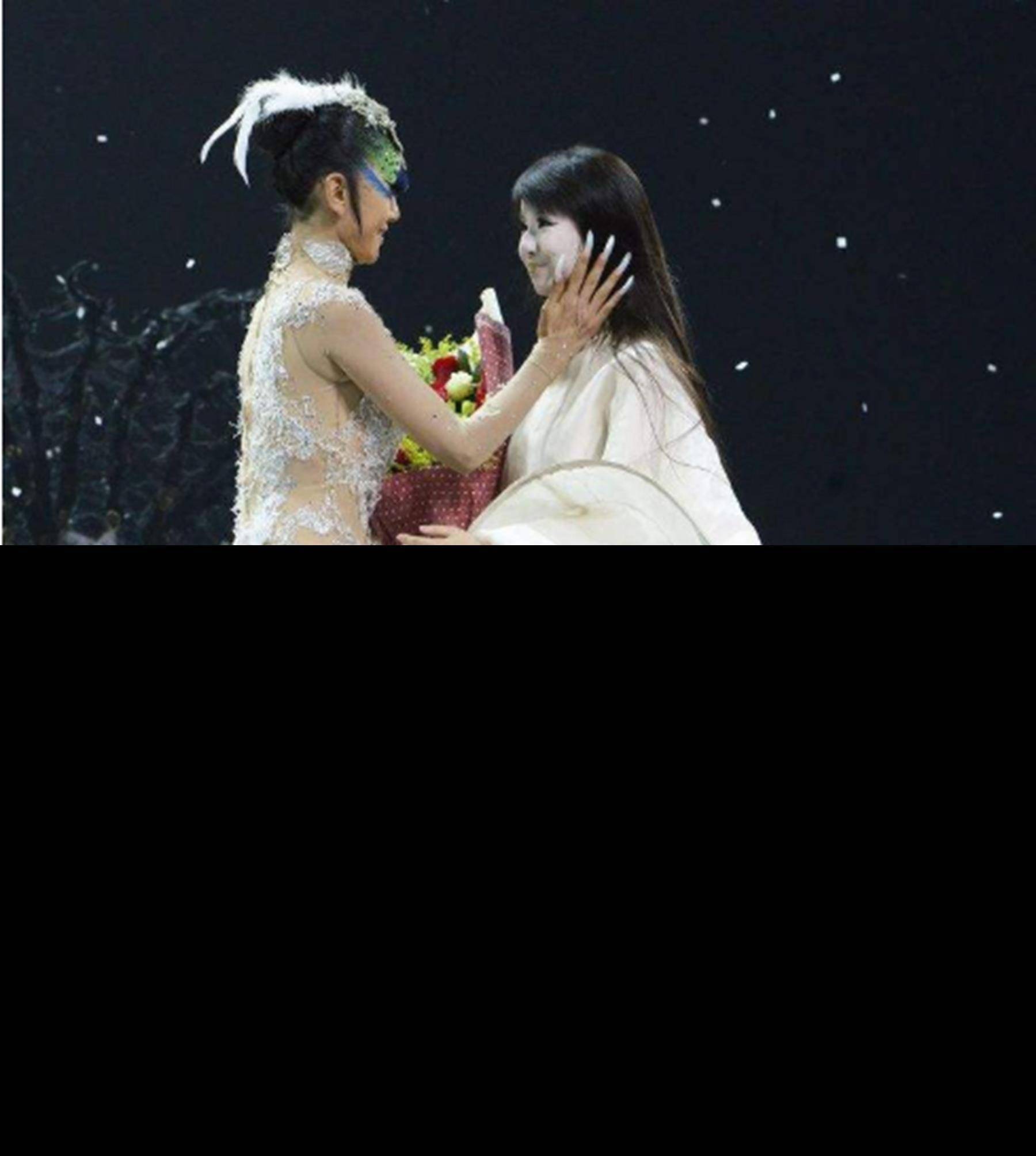 小彩旗频繁出入酒吧喊陌生男子"老公",杨丽萍直言:不再培养_舞蹈_孩子