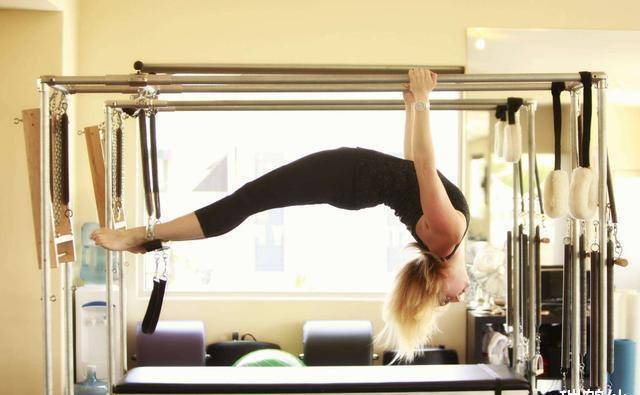 身材好颜值高,经常练习普拉提或有助力_运动_拉力器_动作