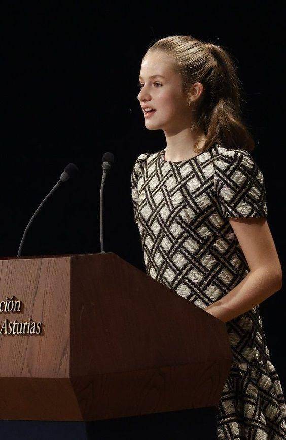 欧洲最美公主莱昂诺尔,精通4国语言文武双全,私下是球星小粉丝_西班牙