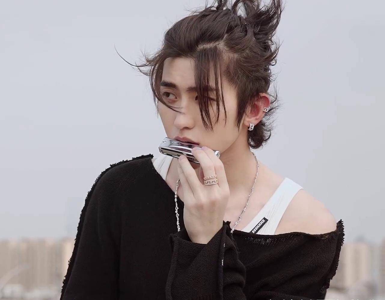 有人被蔡徐坤的"硬汉"造型迷倒了,你怎么看?