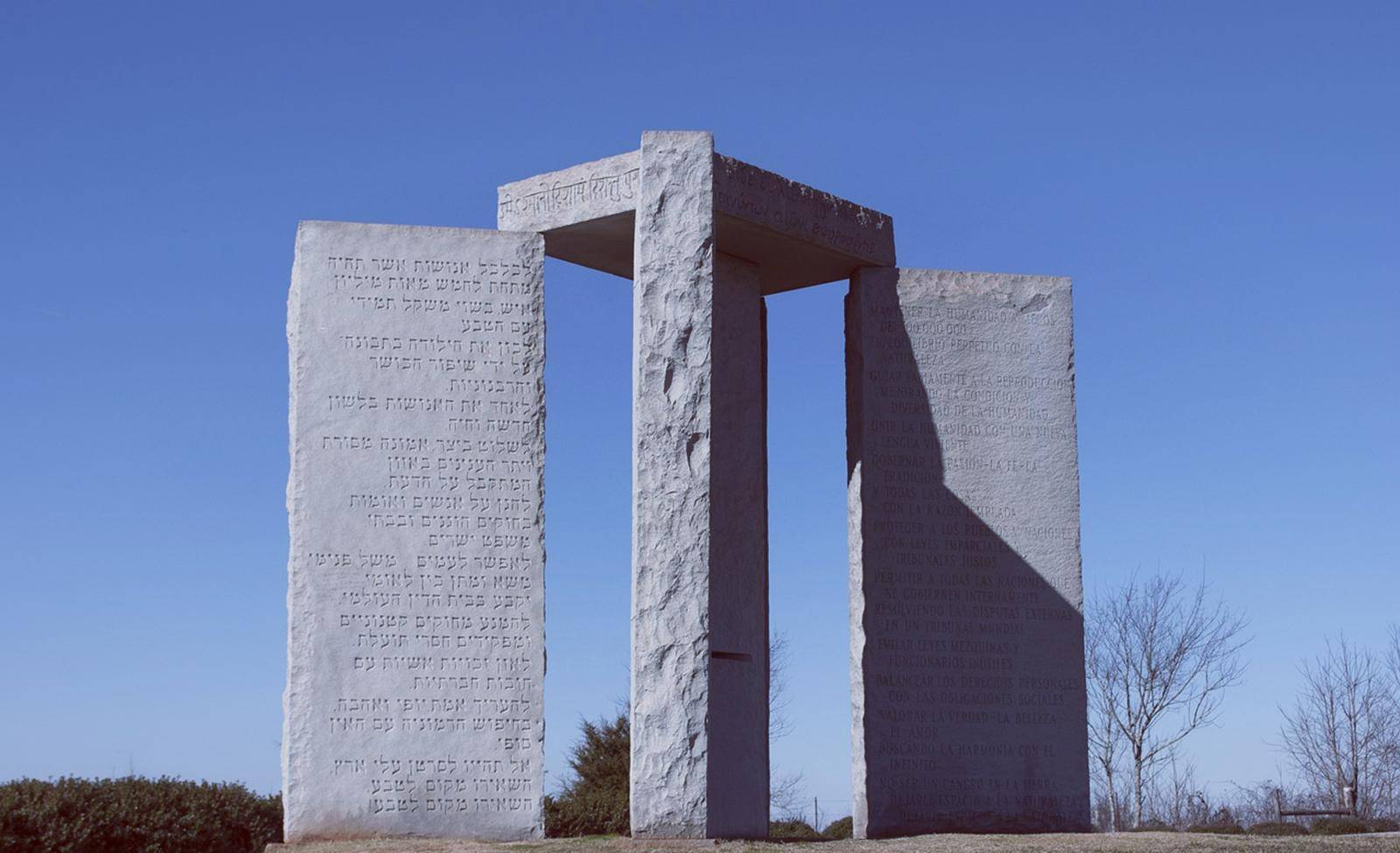 相关专家在巨石底部发现了来自玫瑰十字会专属的玫瑰记号