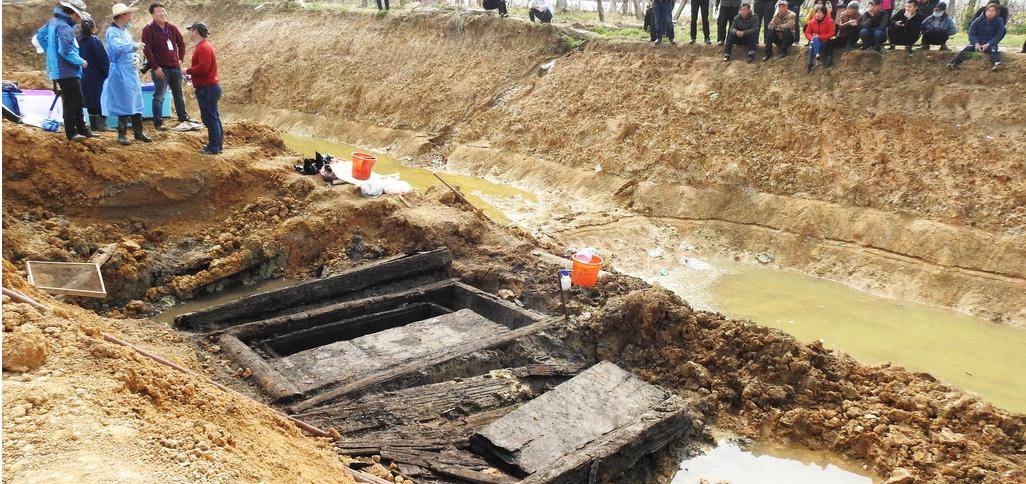 江苏出土汉代双龙墓,开棺后竟冒出一条大白腿,专家看后毛骨悚然_考古