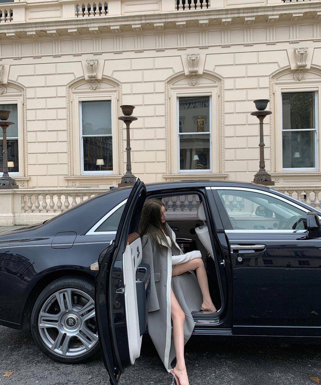 名媛风打扮的网红小姐姐,生活中很喜欢跟豪车合影_身材_自拍_女生