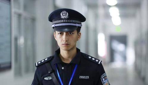 其实他关心冯森,但又拉不下面子,冯森卧底被罗欣然和熊绍峰审问,他在