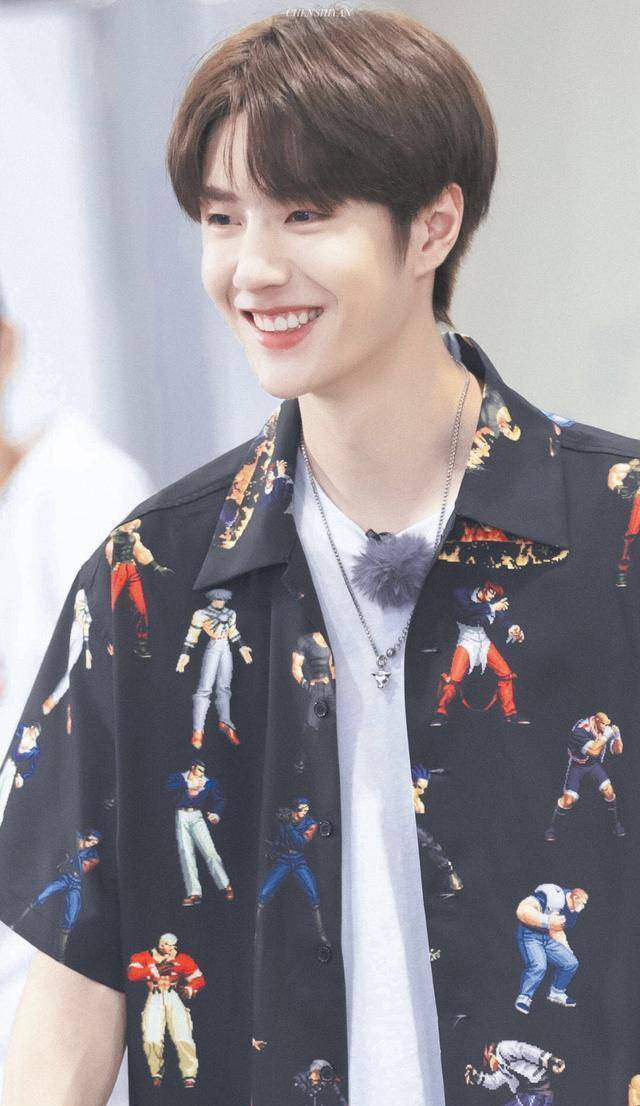 一夜爆红前的心酸遭遇,王一博的这一夜花了十年,出道被泼动物血_舞台