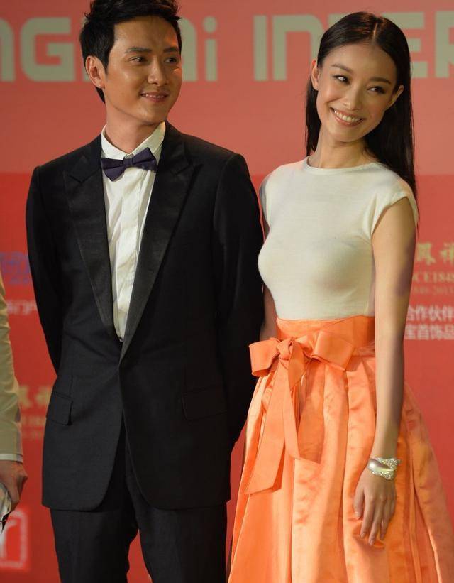 2018年10月16日,冯绍峰赵丽颖晒出结婚证官宣