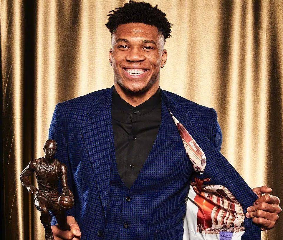 领取mvp奖杯后,字母哥又接受了科比布置的新任务:夺