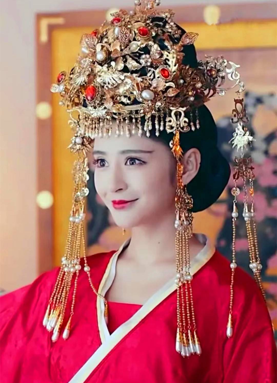 到后来的《花谢花飞花满天》时,在剧中出演公主倾城的李心艾,脸部的