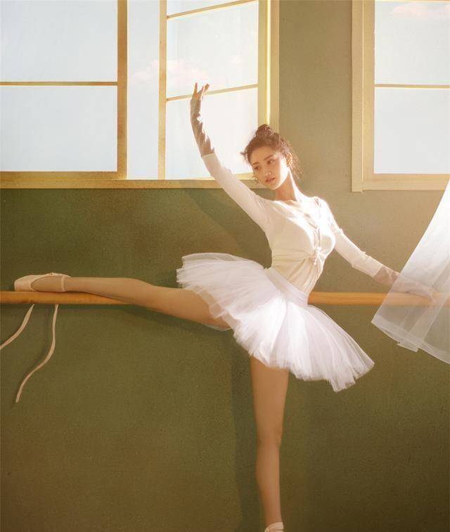 女明星芭蕾舞造型,刘亦菲神似赫本,迪丽热巴宛如芭蕾公主_舞蹈_刘诗诗