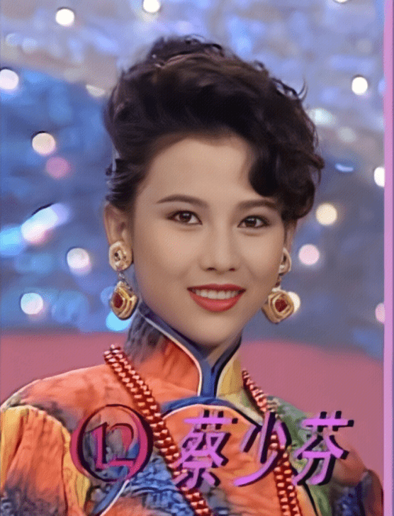 1991年,17歲的蔡少芬參加香港tvb香港小姐選美比賽,憑藉高挑的身材