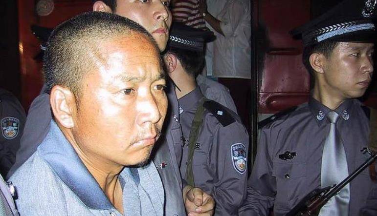 2001年张君被执死刑,将孩子委托给前妻抚养,上法庭后面无表情_严敏