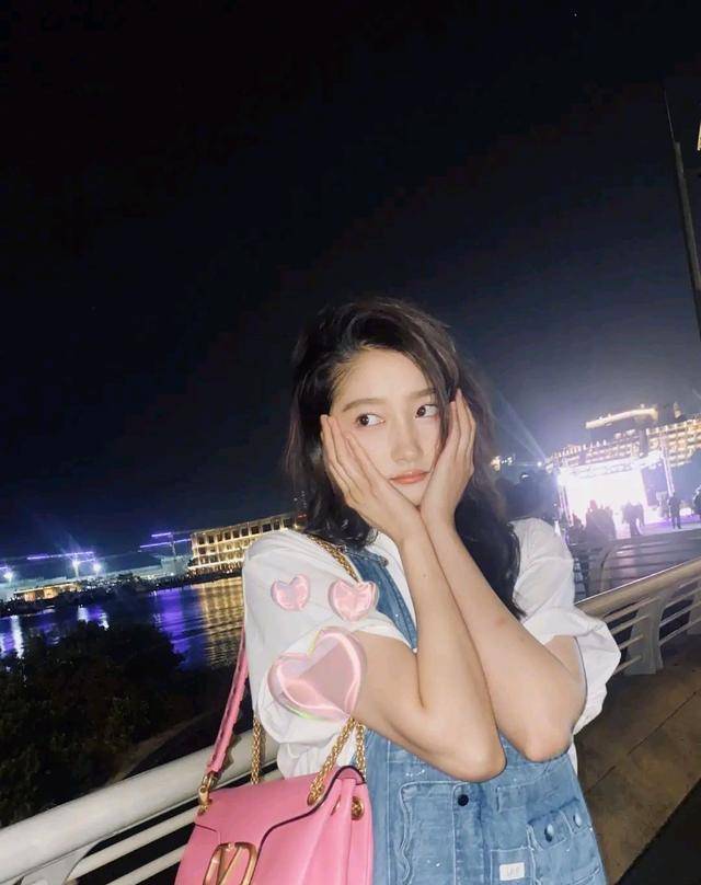 关晓彤深夜逛夜市吃路边摊,盘腿坐在路边吃相毫无偶像包袱_微博_网友