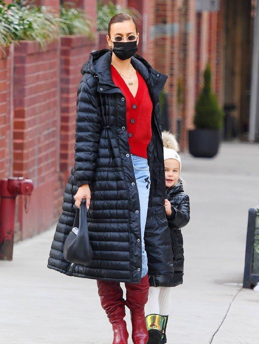 超模伊莉娜带娃上街,穿羽绒服接地气,lea宝故意躲镜头可爱炸_妈妈