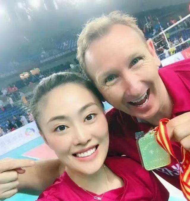 女排生了个混血儿,花大价钱过贵妇生活_中国女排_马蕴雯_美国