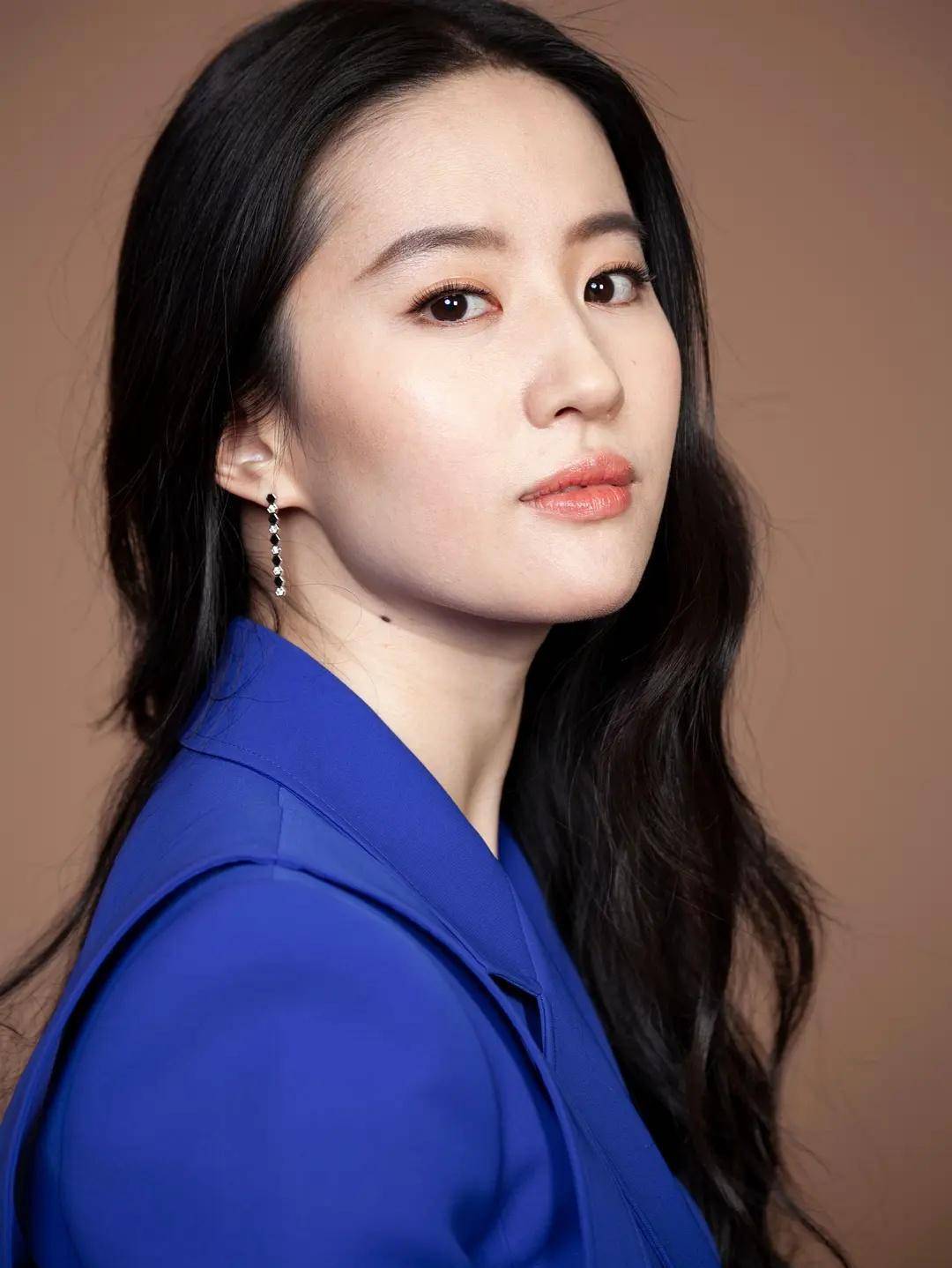 刘亦菲10月拍摄写真,嘴角暗沉都没修掉,但皮肤状态真的很好了_花木兰