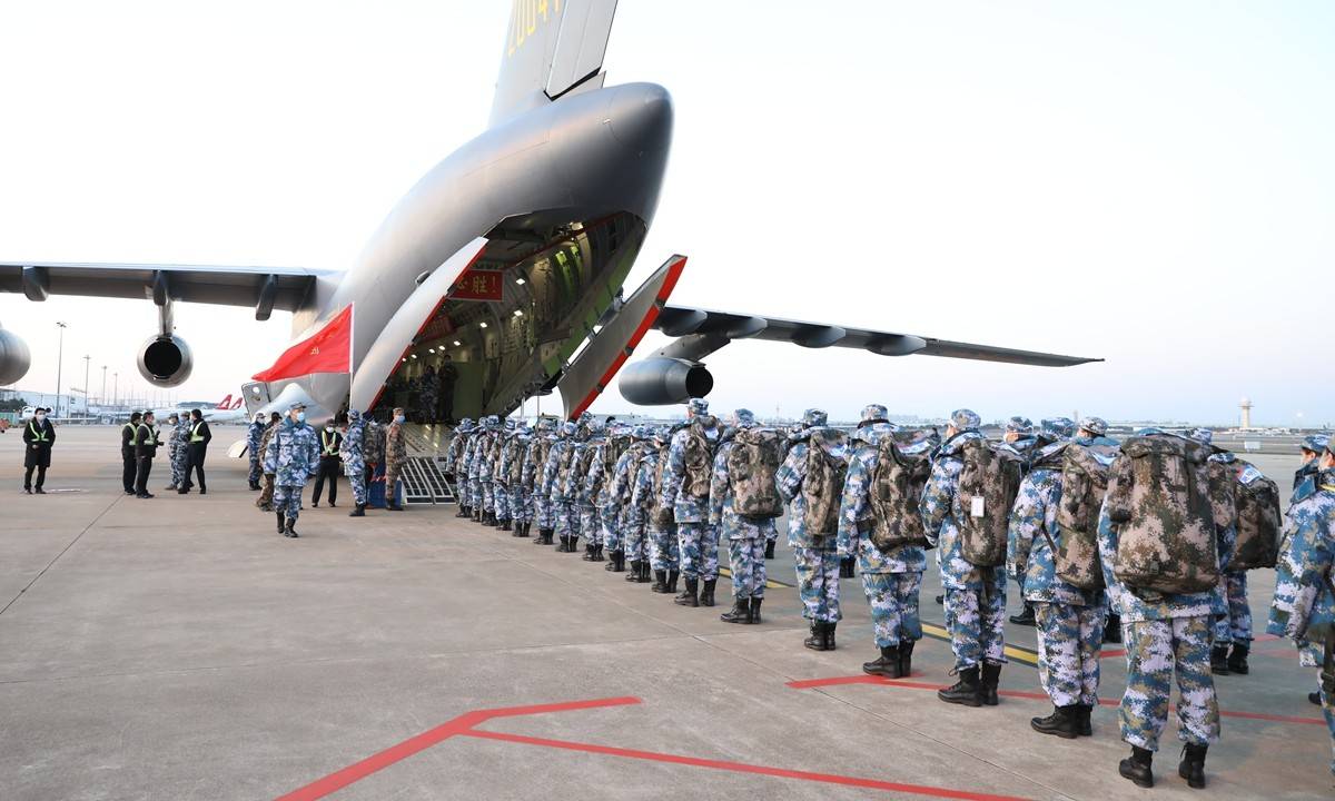 (空降兵登上运-20)就目前来看,随着运-20的大批量服役和运用,中国已经