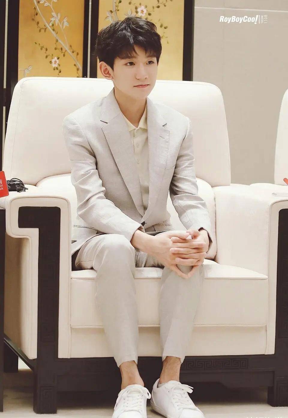 tfboys七周年造型:王俊凯复古,王源条纹洒脱,千玺却破立新时尚_易烊