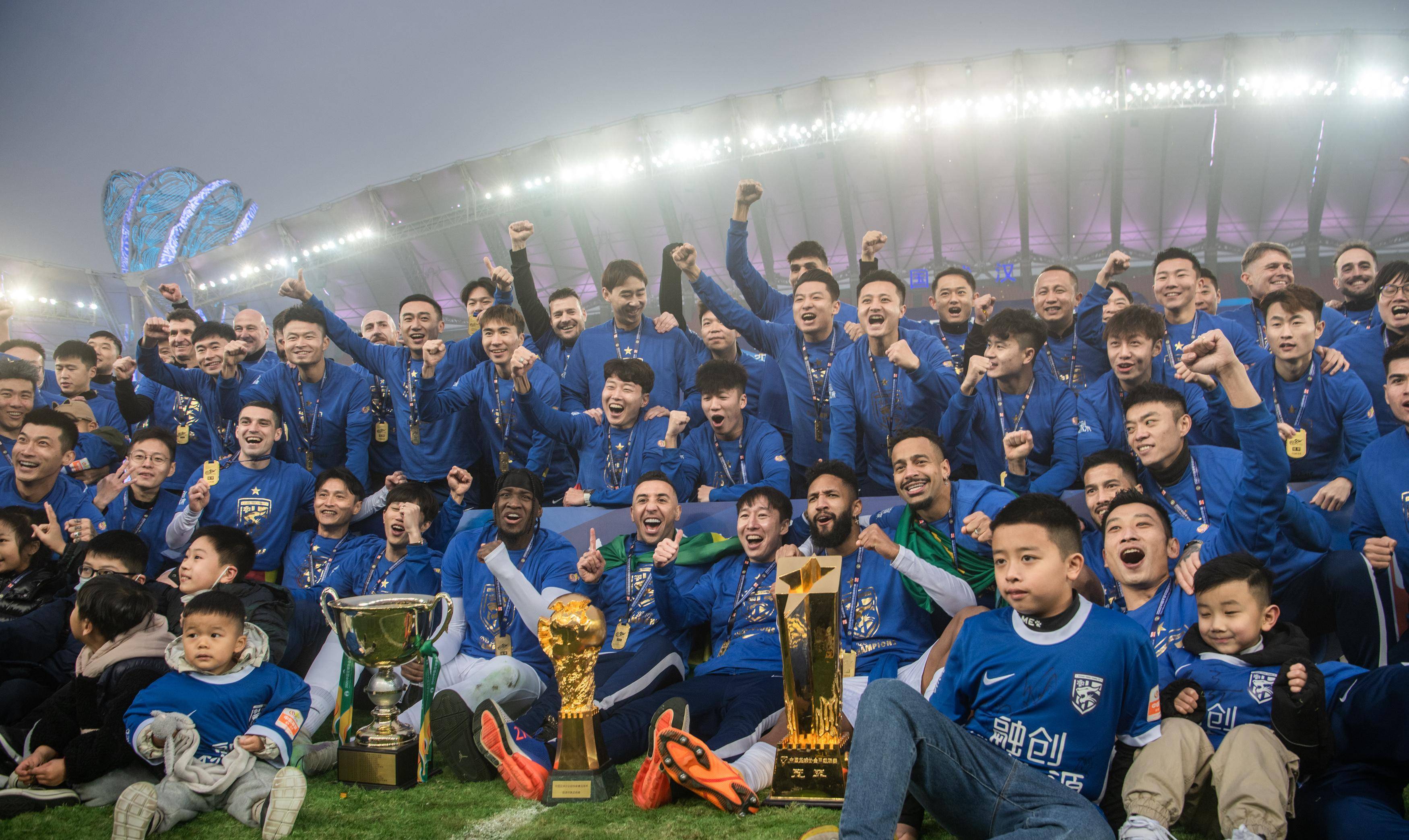 (体育)足球-中超:武汉三镇队夺冠颁奖仪式举行_新华社_伍志尊_马尔康