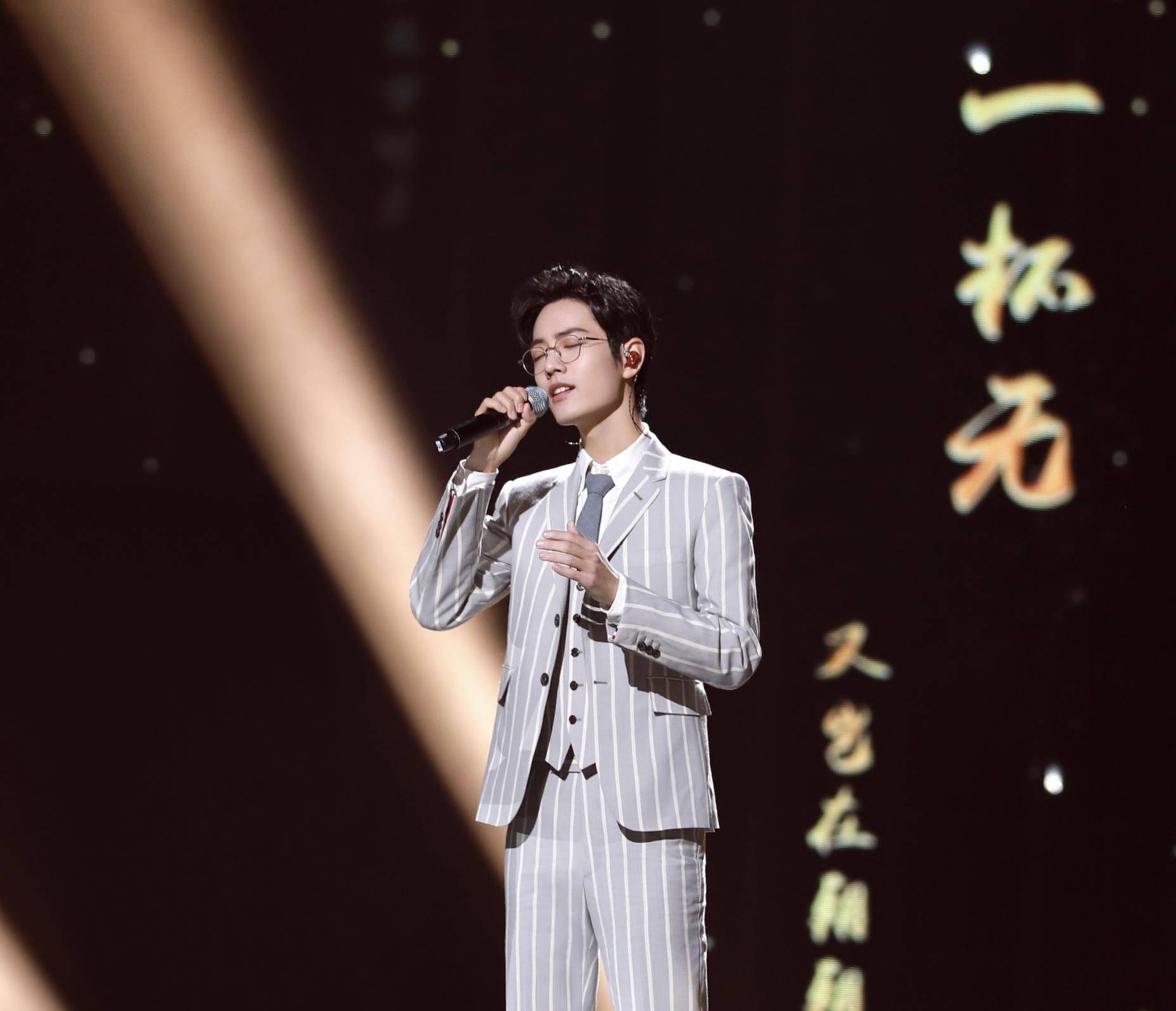 青年演员肖战转发动态,这次是为自己更新微博,配文11个字很励志_青春