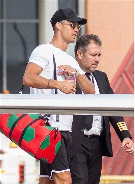 c罗背包乔治娜抱女儿!