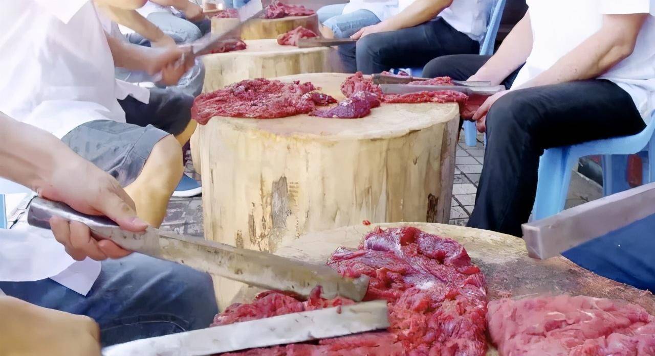 除了捶打外,潮汕牛肉丸中的筋,油在制作过程中都是必须要剔除的,如果