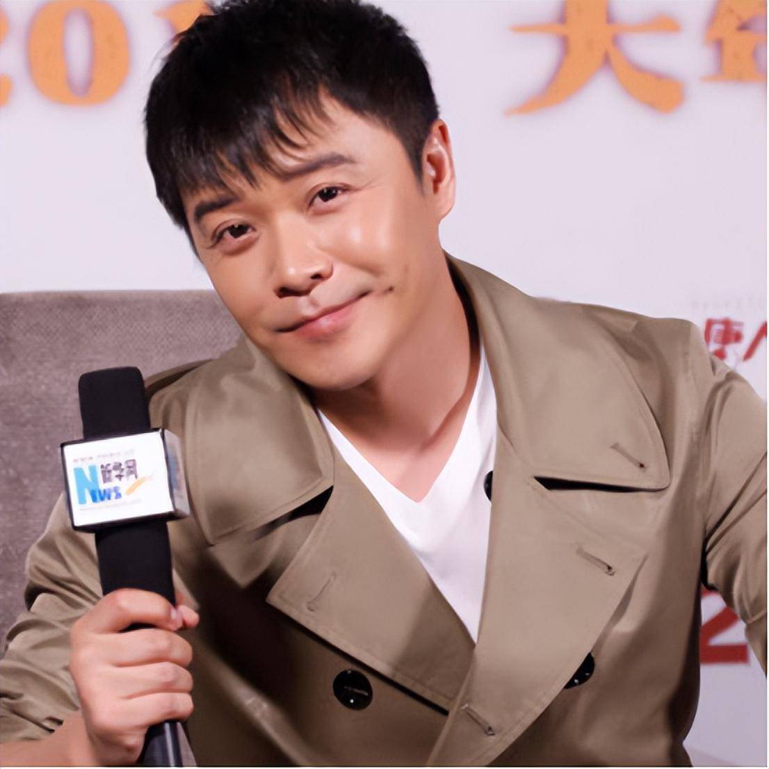 陈思诚牵手小21岁女友被拍!