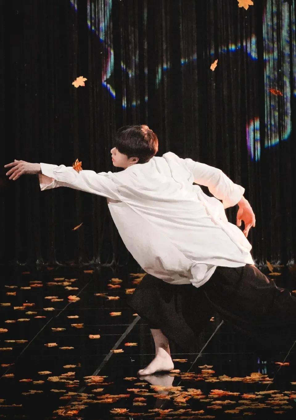 王一博新歌跨年舞台,今年玩点不一样的!一博赤脚独舞!