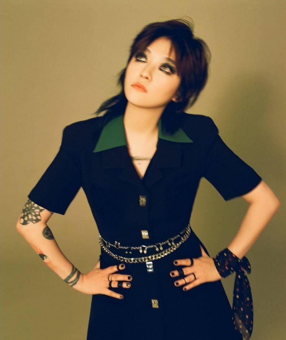 那个打舌钉,剃寸头,称"子宫可以不要"的范晓萱,如今后悔吗?