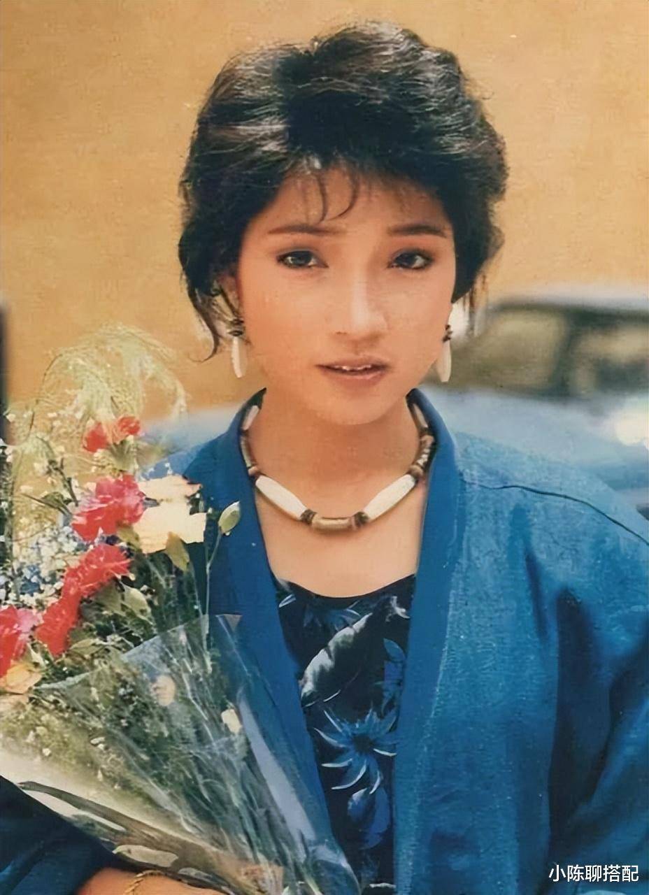 戚美珍古装不输翁美玲,穿衣打扮秀雅有气质,如今60岁依旧美丽_卷发