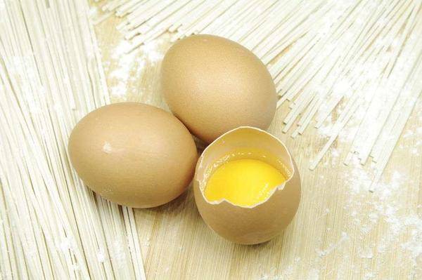 原创
            长期吃鸡蛋竟会导致胆固醇升高，诱发动脉粥样硬化？辟谣：不一定
                
                 